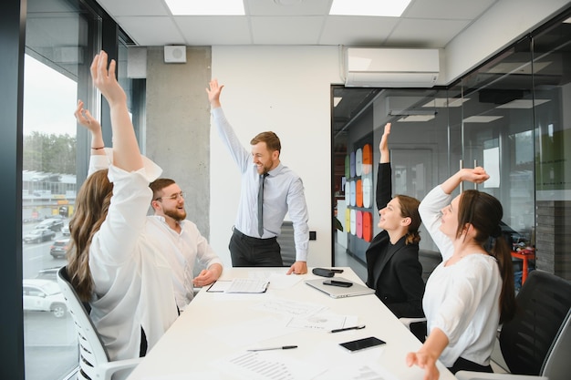 Uomini d'affari che lavorano su un progetto in ufficio