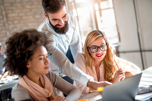 Foto uomini d'affari che lavorano insieme al progetto