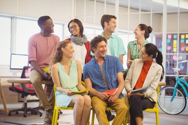 Foto uomini d'affari che lavorano insieme