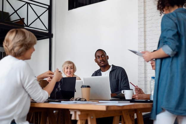 Foto uomini d'affari che lavorano insieme