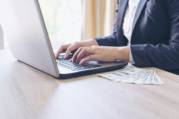 Foto uomini d'affari che lavorano con il computer portatile in ufficio