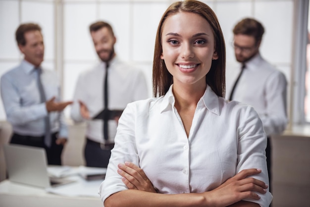 Foto uomini d'affari che lavorano