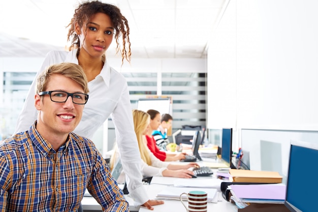 Photo business people young multi ethnic computer desk