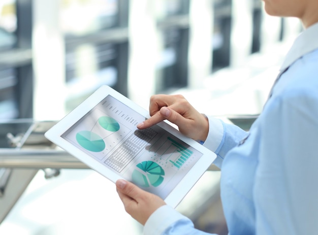 写真 タブレット画面に表示される財務統計を分析するビジネスパーソン