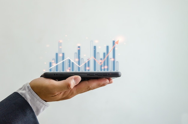 Il grafico di crescita della pianificazione aziendale aumenta con il grafico finanziario sullo smartphone.tecnologia di comunicazione digitale