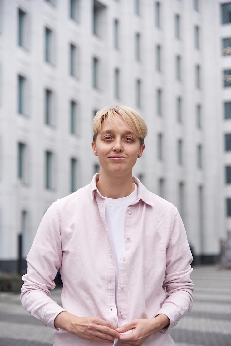 Photo 一個女性lgbtq人 tomboy的商業肖像,背景是一座輕型建築