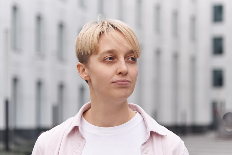 Photo 一個女性lgbtq人 tomboy的商業肖像,背景是一座輕型建築