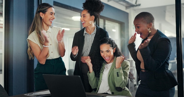 Foto folla di presentazioni aziendali e applausi in una riunione d'ufficio che si sentono felici per il successo diversità della crescita aziendale e team di marketing creativo insieme al pubblico con felicità dalla strategia