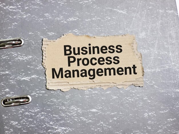茶色の紙のストライプに書かれたビジネスプロセス管理またはBPM