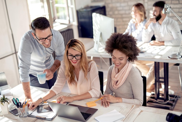 Foto professionisti aziendali che lavorano insieme