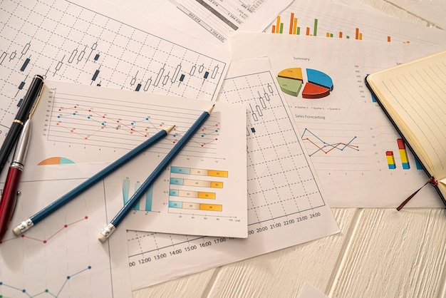 Grafico del rapporto aziendale o analisi degli investimenti dei grafici, concetto finanziario, strategia