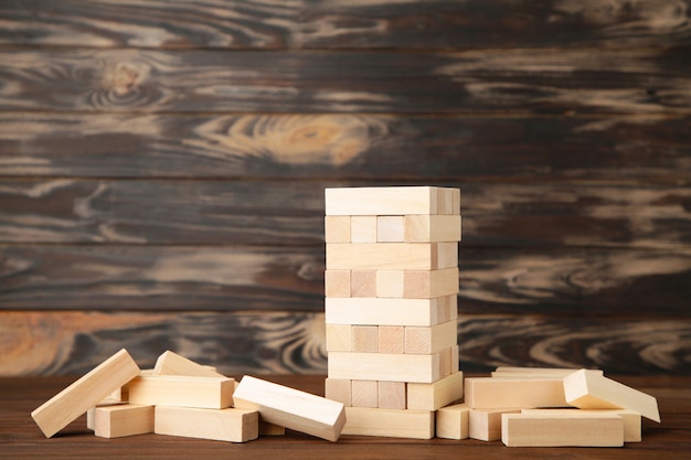 Foto concetto di rischio d'impresa con gioco di legno. vista dall'alto