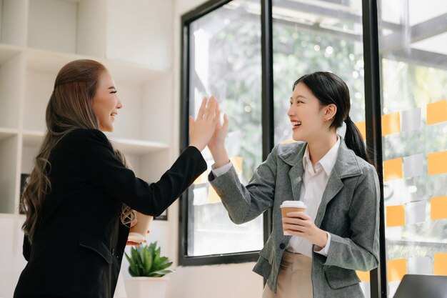 写真 ビジネス 会社 の 成功 を 祝う ビジネス 女性 の 幹部 と 共 に 喜び を 示し て ください