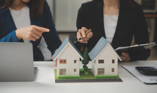 Бизнес Подписание контракта Покупка продажа дома агент страхования анализ о жилищном инвестиционном кредите концепция недвижимости