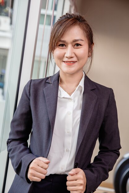 비즈니스 동남 아시아 태국 여성 성인 40대는 회사 광고를 위해 드레싱 스위트 수직 샷으로 웃고 있습니다.
