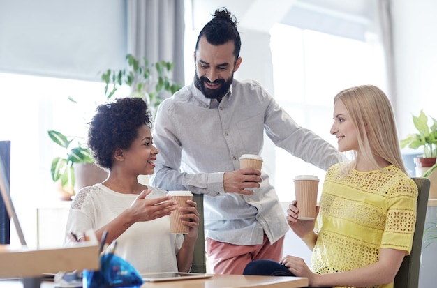 사진 비즈니스, 시작, 사람 및 팀워크 개념 - 사무실에서 커피를 마시는 행복한 창의적인 팀