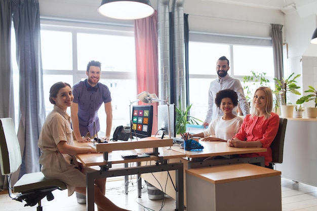 бизнес, стартап и концепция людей - счастливая творческая команда в офисе