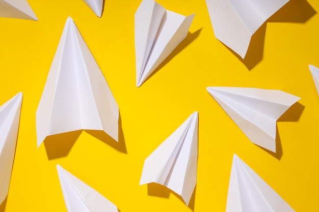 Foto avvio aziendale e concetto di sponsorizzazione con aerei di carta su sfondo giallo