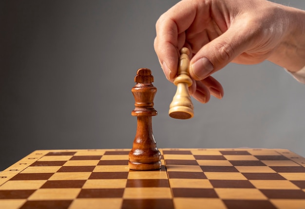 Концепция бизнес-стратегии. Конь делает последний последний шаг, чтобы поставить мат в шахматах, падающий король.