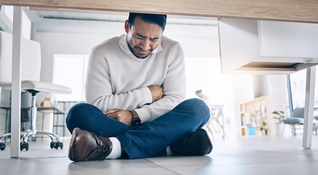 정신 건강 쇠약으로 고통받는 사무실 직원의 비즈니스 스트레스 울음과 소진