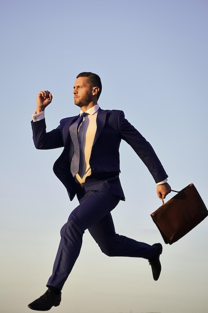 Foto il concetto di business e di successo l'uomo d'affari fa un passo in alto