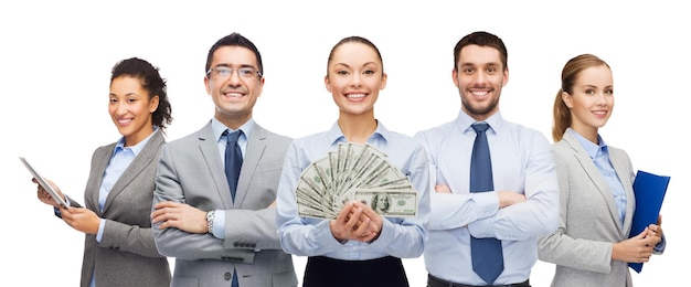 концепция бизнеса, успеха и финансов - группа улыбающихся деловых людей с долларовыми наличными деньгами