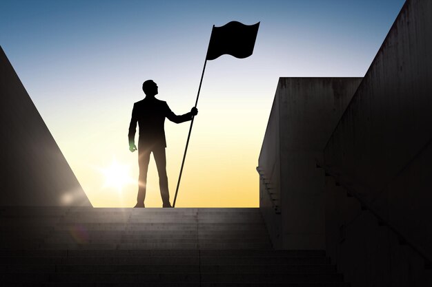 Фото Бизнес, успех, лидерство, достижения и концепция людей - силуэт бизнесмена с флагом, стоящим на лестнице на фоне солнечного света