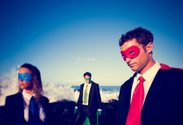 Foto supereroi d'affari sulla spiaggia