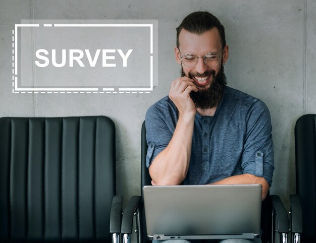 Foto sondaggio aziendale feedback online cliente felice
