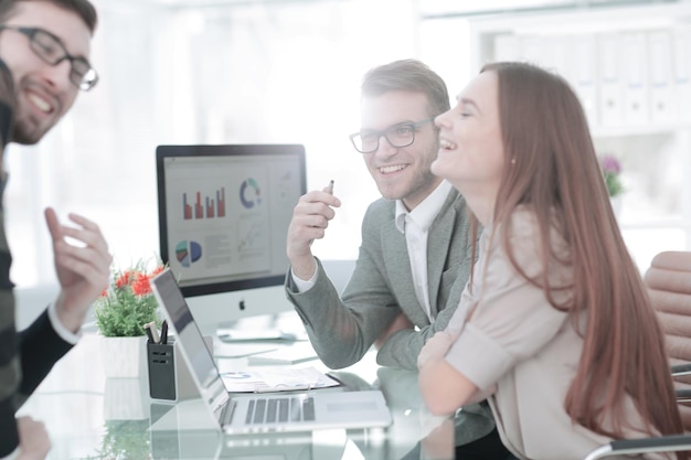 Business team bespreekt de financiële documenten op kantoor