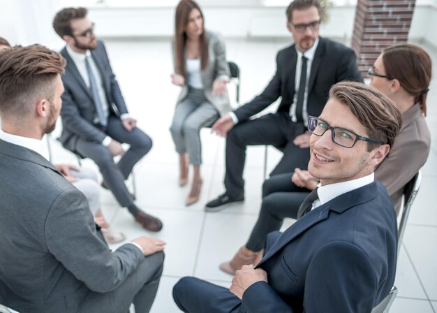 Business team bespreekt de problemen op een zakelijke bijeenkomsthet concept van teambuilding