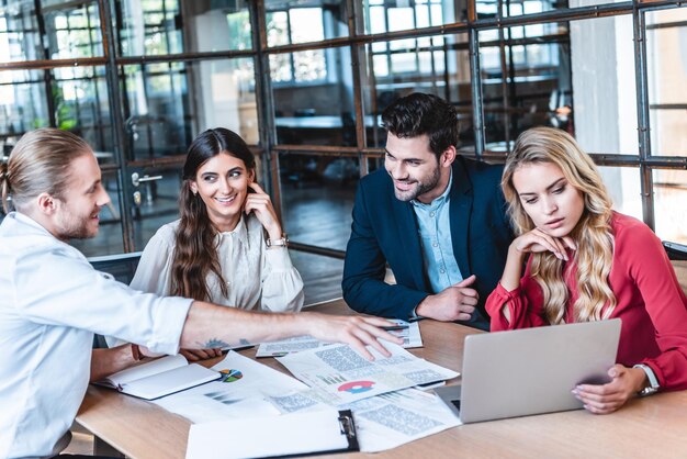 Business team bespreekt nieuw zakelijk project op de werkplek met papieren en laptop op kantoor