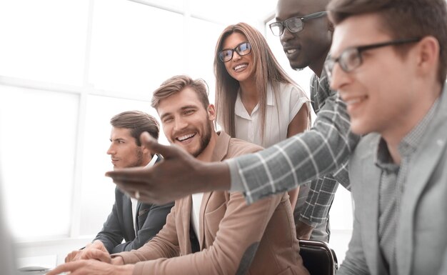 Business team bespreekt online nieuws