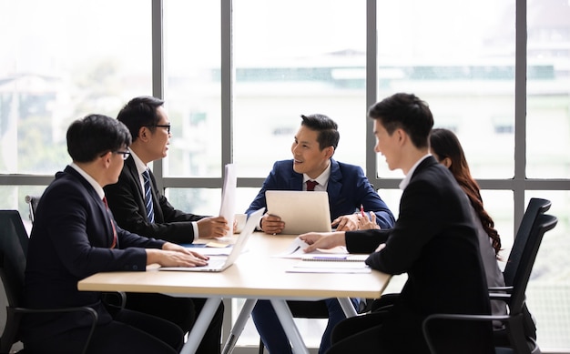 Business team bespreken en samenwerken op kantoor