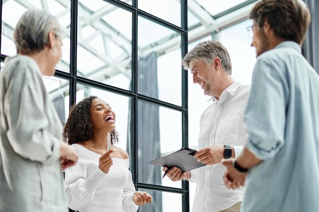 Business team bespreken nieuwe ideeën samen concept van teamwork