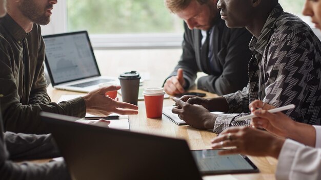 Business team bespreken oplossingen voor zakelijke problemen