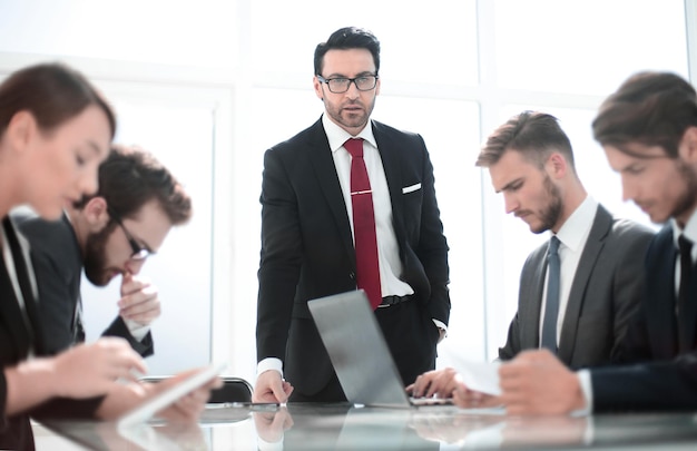 Business team bespreken problemen in nieuwe projectoffice weekdagen