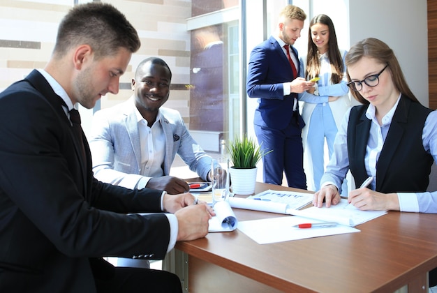 Business team bespreken samen bedrijfsplannen op kantoor