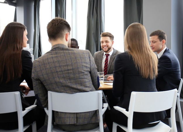 Business team bespreken samen bedrijfsplannen op kantoor