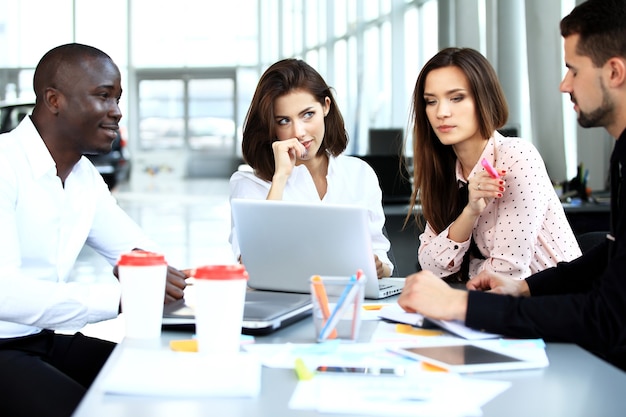 Business team bespreken samen businessplannen op kantoor