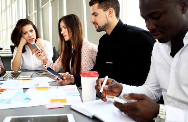 Business team bespreken samen businessplannen op kantoor