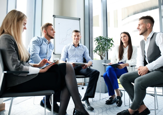 Business team bespreken samen businessplannen op kantoor