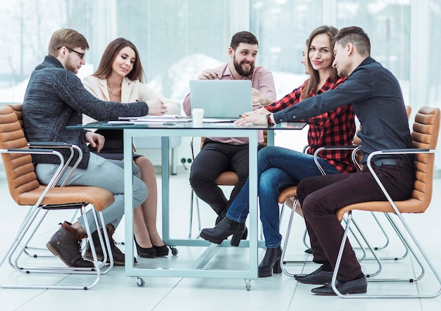 business team bespreken werkdocumenten achter een bureau