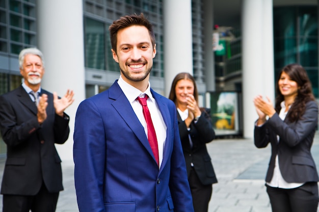 Squadra di affari che celebra il successo di un collega