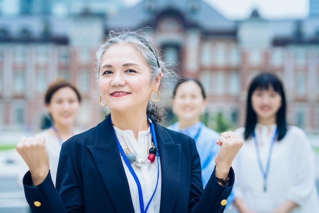 白髪の女性を中心としたビジネスチーム