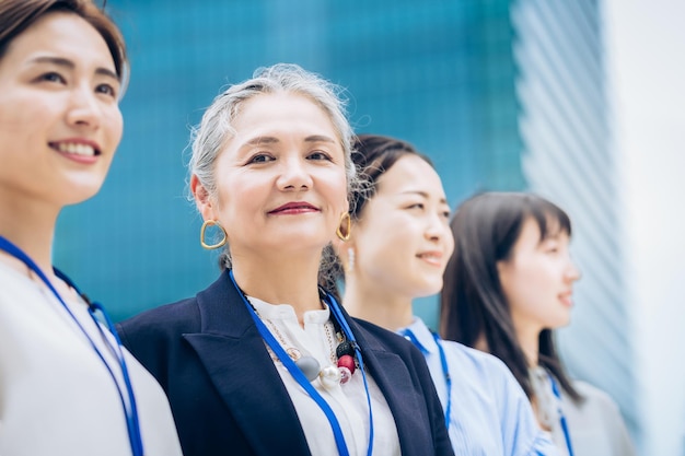 Photo a business team centered on grayhaired woman