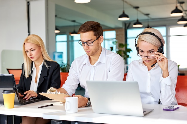 Business team concentreerde zich op het werk op laptop