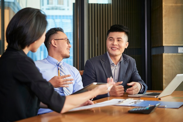 Squadra di affari che discute lavoro