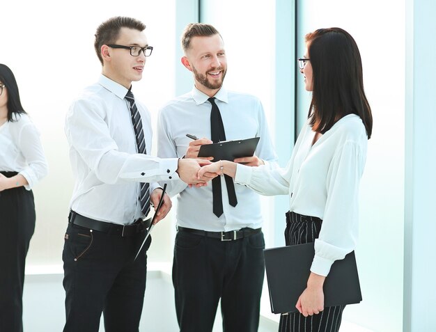 Business team en handdruk van medewerkers voor de zakelijke bijeenkomst. het concept van teamwerk