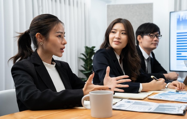 화합 사무실에서 재무 데이터 분석 회의 보고 용지의 비즈니스 팀